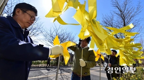 [화보] ‘세월호 참사 11주기’ 노랗게 물든 노랑드레언덕 대표 사진